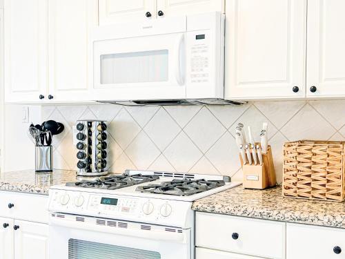 Bright and Stylish 2BR-1BA Apartment In LA- AMWW3 in Los Angeles, USA