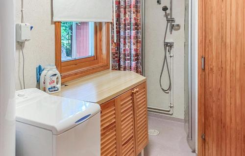 Vannas istaba, Nice Home In Slakmore With Sauna in Slakmore Strand