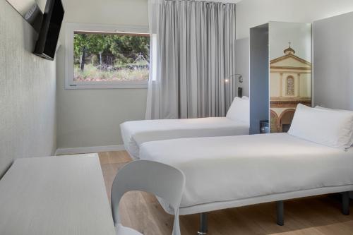 2 twin beds