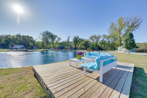 . Cabin w/ Trail & Pond Access in Steamboat Rock!