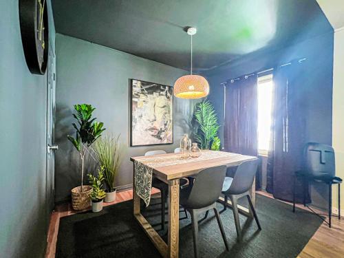 Bright and Stylish 2BR-1BA Apartment In LA- AMWW3 in Los Angeles, USA