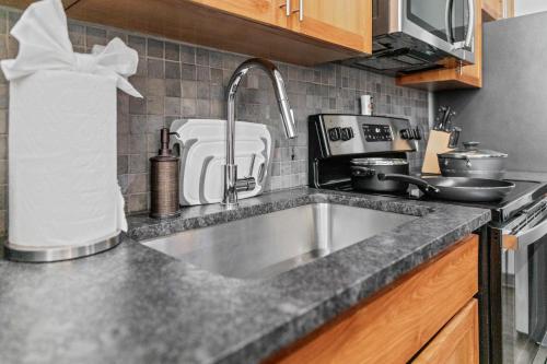 320- Downtown Loft Luxe Mattress Prking FAST Wifi, Cleveland (foto 7)
