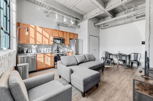 320- Downtown Loft Luxe Mattress Prking FAST Wifi, Cleveland (foto 6)