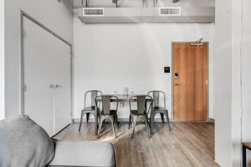 320- Downtown Loft Luxe Mattress Prking FAST Wifi, Cleveland (foto 9)