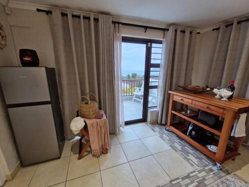 Studio Apartment with Sea View image 9
