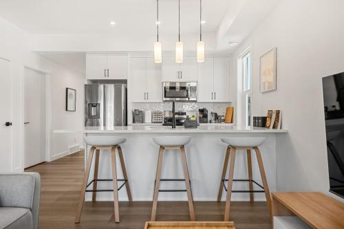 Aspen - Town House with 2 Bedrooms Garage Parking AC & More!