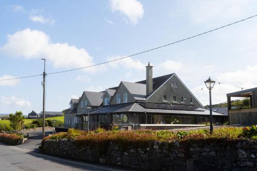 Exterior view, Doolin Inn in Ballyvara