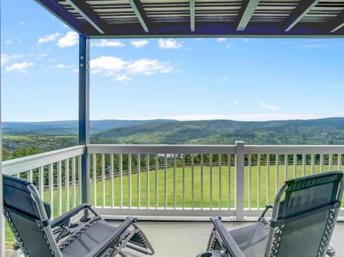ML258 Slope Side Getaway With Deck Parking WiFi in Snowshoe, USA