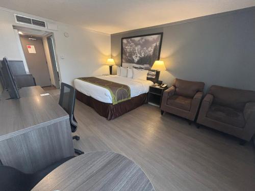King Room - Non-Smoking room in Super 8 by Wyndham Macleod Trail Calgary