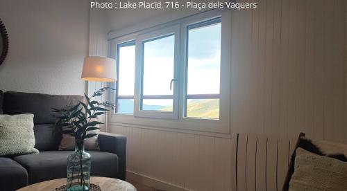 Apartment with Mountain View