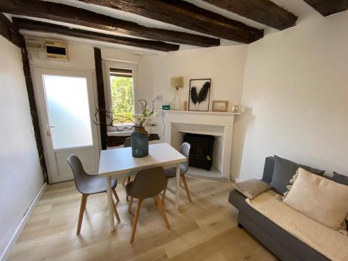 ห้องส่วนกลางสำหรับนั่งเล่น/ดูทีวี, Maison de ville avec jardin à 5 minutes de Lisieux (Maison de ville avec jardin a 5 minutes de Lisieux) in ลิซิเออ