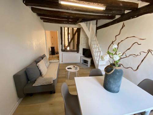 ห้องส่วนกลางสำหรับนั่งเล่น/ดูทีวี, Maison de ville avec jardin à 5 minutes de Lisieux (Maison de ville avec jardin a 5 minutes de Lisieux) in ลิซิเออ