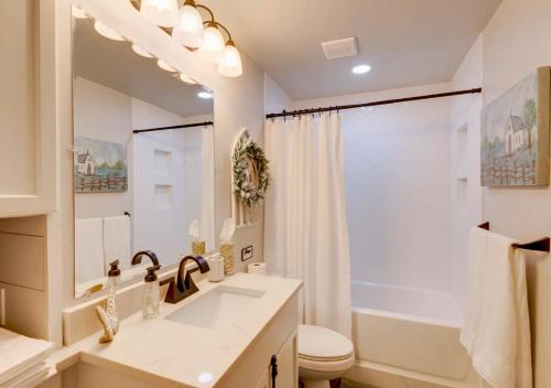 Charming Salado Cottage, Pool, Hot Tub, Villa - NO Smoking! in Salado, USA