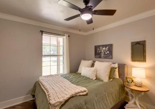 Charming Salado Cottage, Pool, Hot Tub, Villa - NO Smoking! in Salado, USA