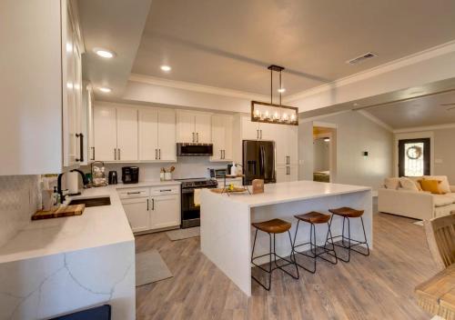 Charming Salado Cottage, Pool, Hot Tub, Villa - NO Smoking! in Salado, USA