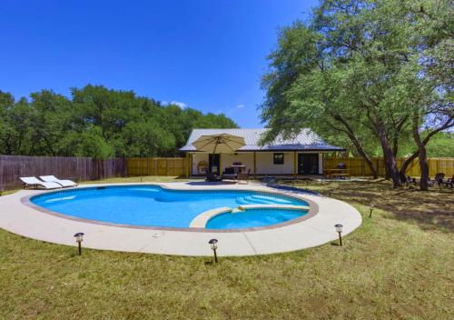 Charming Salado Cottage, Pool, Hot Tub, Villa - NO Smoking! in Salado, USA