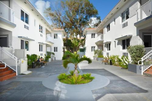 Steps to Sea Miami Beach Free Parking Pet & Family Friendly in Miami Beach, USA