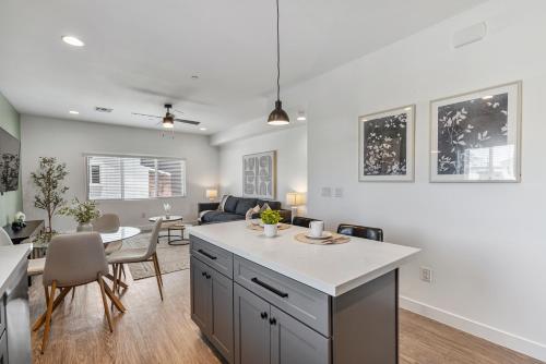Stylish Phoenix Suite by Zenia Stays - Central & Cozy Escape Room Type - Three-Bedroom House