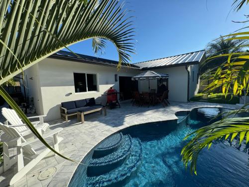Luxury Beach Home with Heated Pool, Walk to Everything in Fort Lauderdale, USA