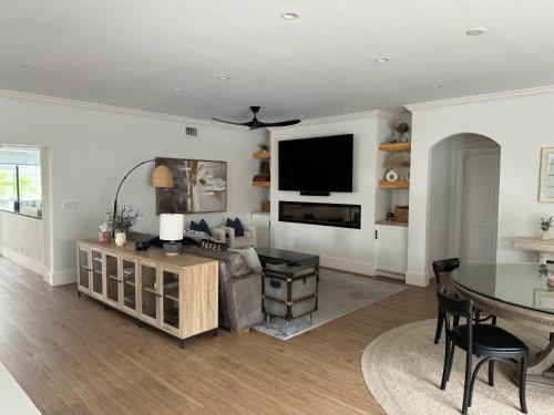 Luxury Beach Home with Heated Pool, Walk to Everything in Fort Lauderdale, USA