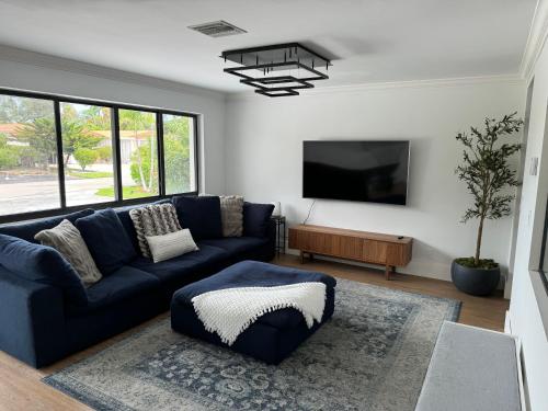 Luxury Beach Home with Heated Pool, Walk to Everything in Fort Lauderdale, USA