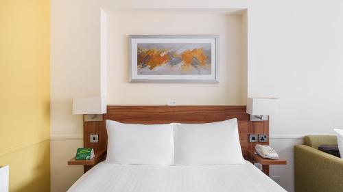 Standard Queen Room with Single Sofa Bed image 5