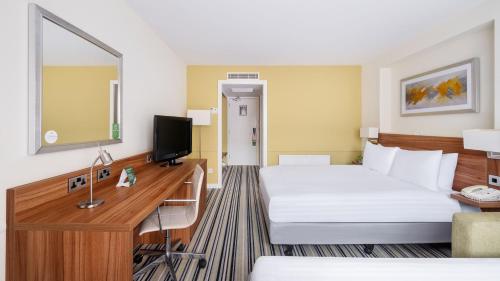 Standard Queen Room with Single Sofa Bed image 8