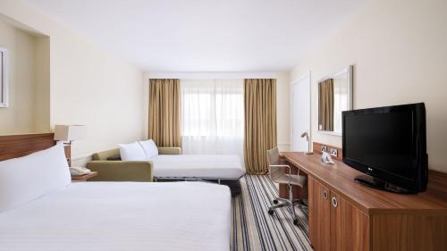 Standard Queen Room with Single Sofa Bed image 10