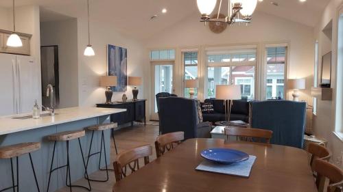 4 Bedroom House Walking Distance To Pools in Osoyoos, Canada