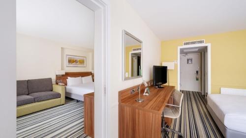 Standard Queen Room with Single Sofa Bed image 6