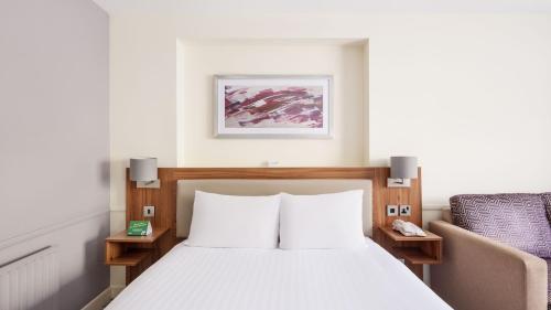 Standard Queen Room with Single Sofa Bed image 7