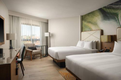 2 queen beds