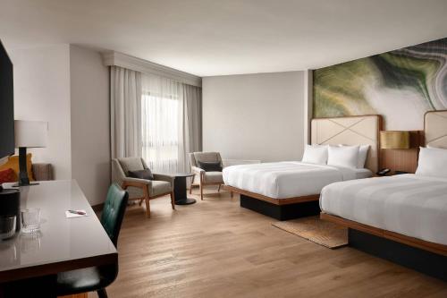 2 queen beds