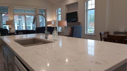 4 Bedroom House Walking Distance To Pools in Osoyoos, Canada