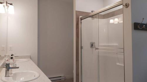 4 Bedroom House Walking Distance To Pools - #4