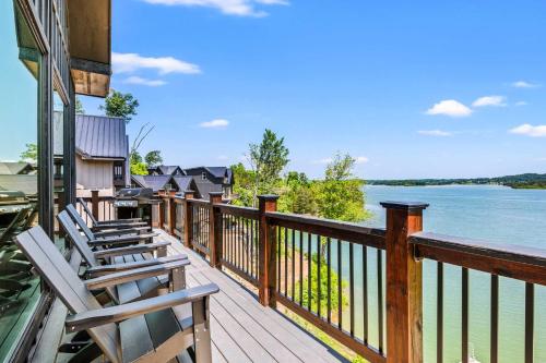 Luxury Cabin Slide into Lake Pool Hot Tub Games in Dandridge, USA