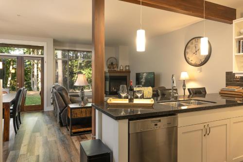 ห้องครัว, Pacific Forest Beach House in ปาร์คสวิล (BC)