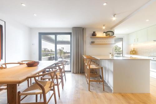 Oceanfront Lux Condo Sleeps 9 in ไบโร โด โรซาเรียว