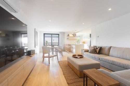 Oceanfront Lux Condo Sleeps 9 in ไบโร โด โรซาเรียว