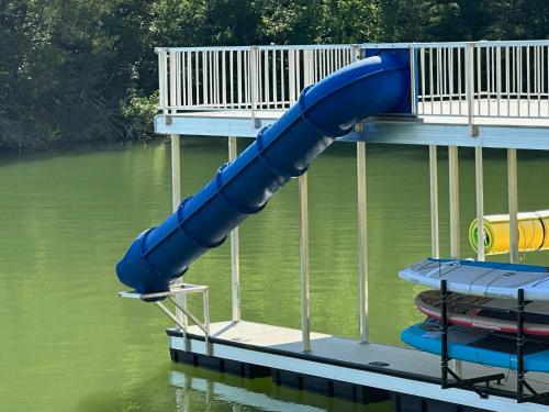 Luxury Cabin Slide into Lake Pool Hot Tub Games in Dandridge, USA