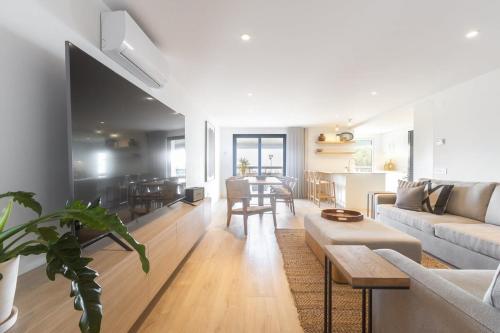 Oceanfront Lux Condo Sleeps 9 in ไบโร โด โรซาเรียว