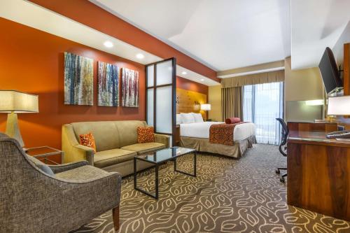 Junior King Suite with Sofa Bed and Balcony - Mountain View