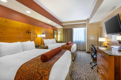 Queen Suite with Sofa Bed and Balcony - Mountain View
