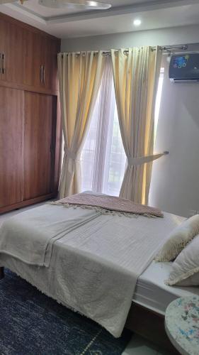 Modern Luxury 3 BHK secure and peaceful - image 3