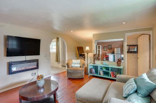 Pet-Friendly Studio in Costa Mesa - 7 Mi to Beach! in Costa Mesa, USA