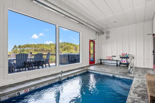 Luxury Cabin Slide into Lake Pool Hot Tub Games in Dandridge, USA