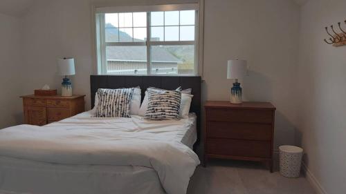 4 Bedroom House Walking Distance To Pools in Osoyoos, Canada