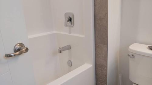 4 Bedroom House Walking Distance To Pools in Osoyoos, Canada