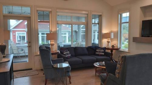 4 Bedroom House Walking Distance To Pools in Osoyoos, Canada