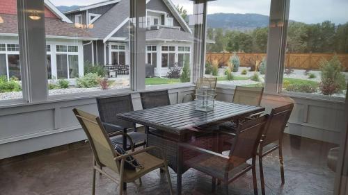 4 Bedroom House Walking Distance To Pools in Osoyoos, Canada